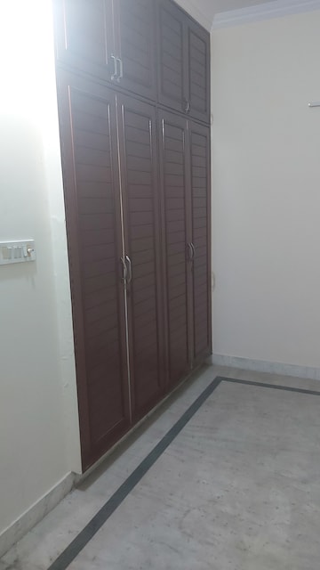 Room in 2.5 BHK Apartment at Mayur Vihar Phase 1 Extension – for Sale