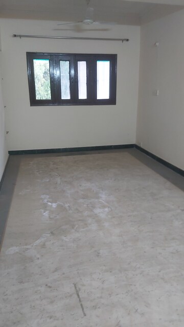 Room in 2.5 BHK Apartment at Mayur Vihar Phase 1 Extension – for Sale