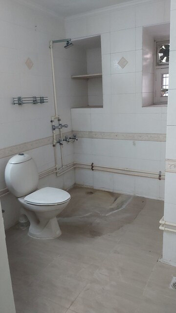 Attached Bathroom in 2.5 BHK Apartment at Mayur Vihar Phase 1 Extension – for Sale