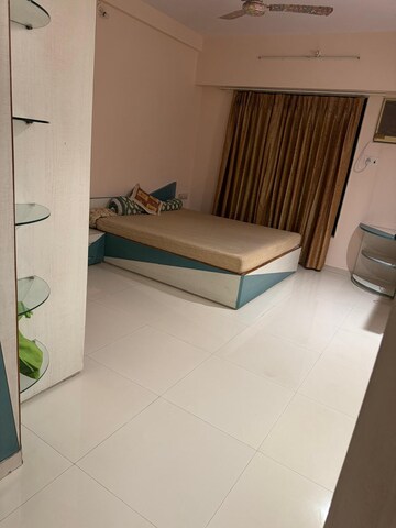 Room in 2 BHK Apartment at Malad West – for Rent