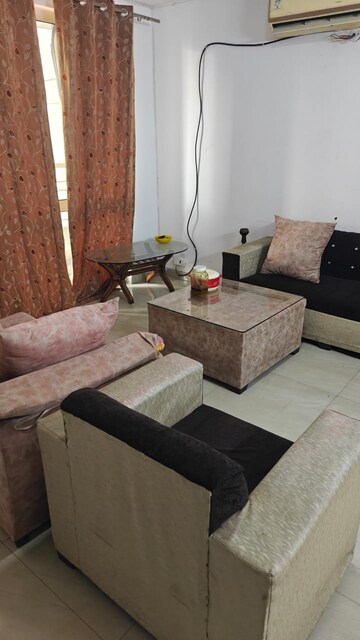 Living Room in 2 BHK Builder Floor at Tulip Mall, Sector 46 – for Rent