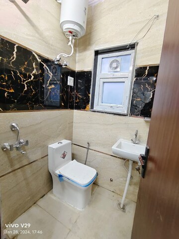 Attached Bathroom in 1 RK Builder Floor at Sushant Vyapaar Kendra, Sector 43 – for Rent