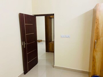Room in 3.5 BHK Apartment at Omaxe Waterscapes, Gomti Nagar – for Rent