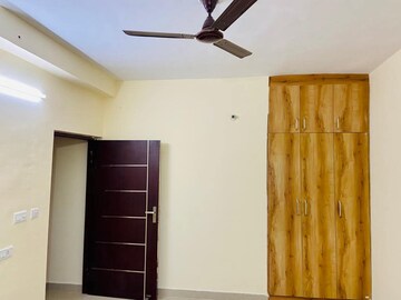Room in 3.5 BHK Apartment at Omaxe Waterscapes, Gomti Nagar – for Rent