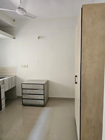 Room in 1 BHK Apartment at Takshila CHS, Andheri East – for Rent