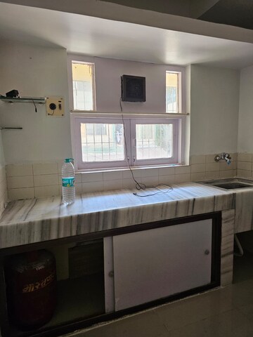 Room in 1 BHK Apartment at Takshila CHS, Andheri East – for Rent