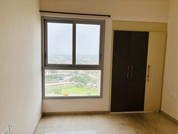 Room in 2 BHK Apartment at Piramal Vaikunth, Balkum Pada – for Rent