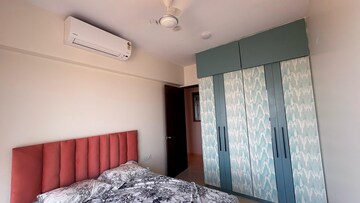 Room in 2 BHK Apartment at Kalpataru Paramount, Kapur Bawdi – for Rent