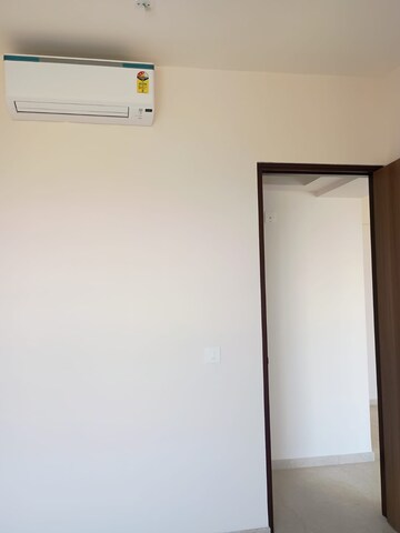 Room in 2 BHK Apartment at Piramal Vaikunth, Balkum Pada – for Rent