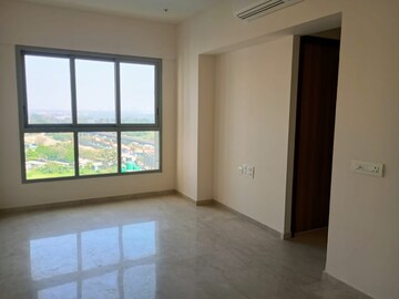 Room in 2 BHK Apartment at Piramal Vaikunth, Balkum Pada – for Rent