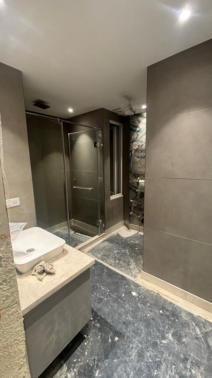 Attached Bathroom, uday park 3 Bedroom 217 Sq.Yd. Builder Floor In Uday Park Delhi 8509984