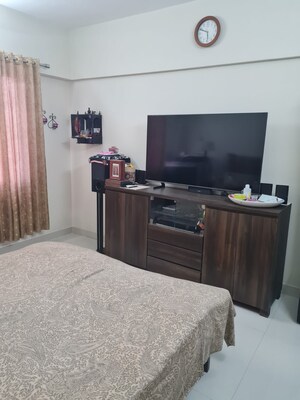 Room in 2 BHK Apartment at Utopia Garden Grove Mall, Borivali West – for Sale