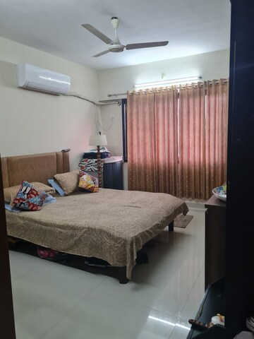 Room in 2 BHK Apartment at Utopia Garden Grove Mall, Borivali West – for Rent