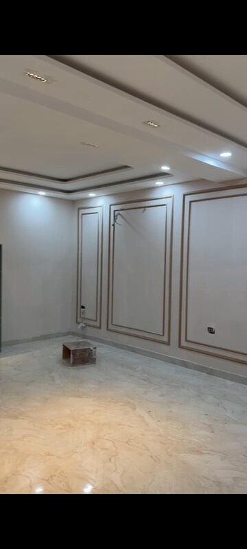 Room in 3 BHK Builder Floor at Parklands, Sector 85 – for Sale