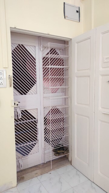 Room in 1 BHK Apartment at Dayabhai Niwas, Mahim – for Rent