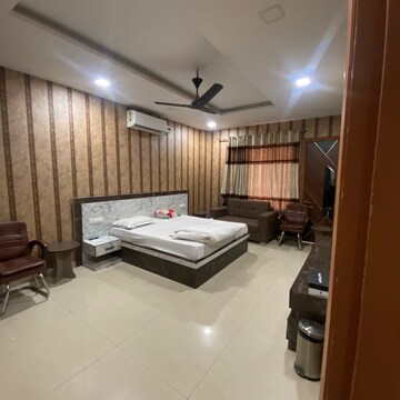 Room in 6+ BHK Independent House at Aerocity – for Rent