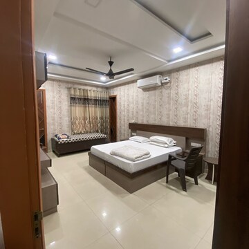 Room in 6+ BHK Independent House at Aerocity – for Rent