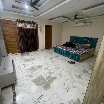 Room in 6 BHK Builder Floor at Aerocity – for Rent