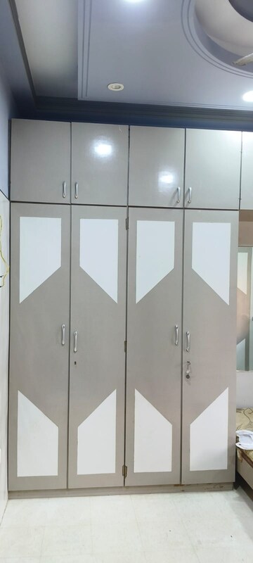 Room in 5 BHK Independent House at Andheri West – for Rent