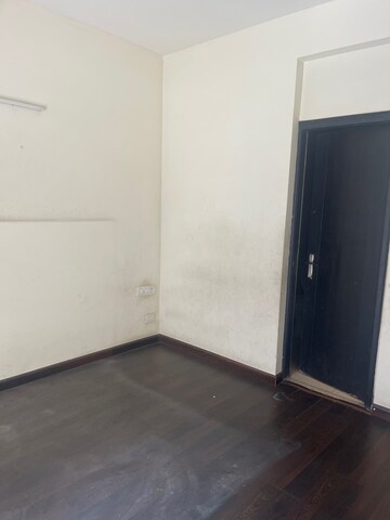 Room in 2.5 BHK Apartment at Ajnara Homes, Sector 16b Greater Noida – for Sale