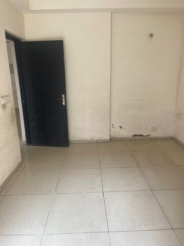 Room in 2.5 BHK Apartment at Ajnara Homes, Sector 16b Greater Noida – for Sale