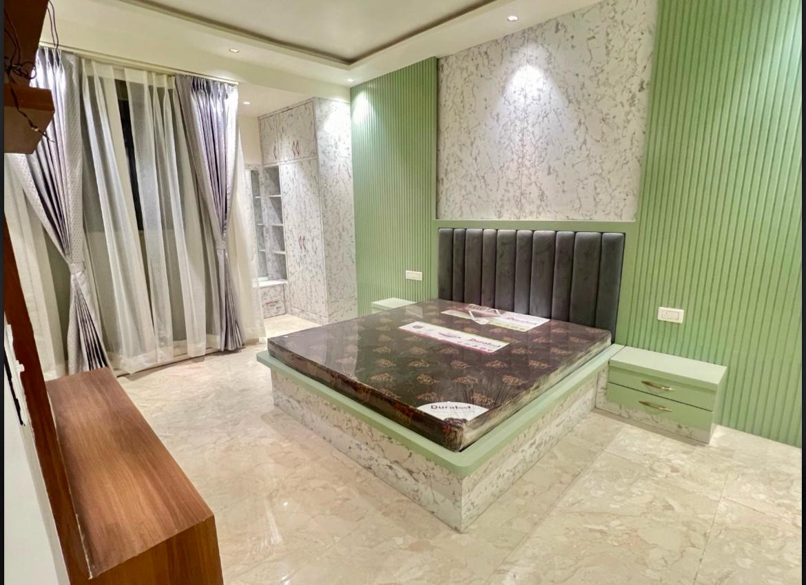 4 BHK + Servant Room Builder Floor For Sale in DLF Garden Villas