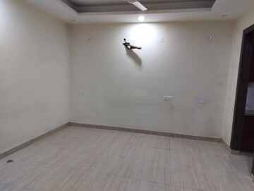Room in 3 BHK Builder Floor at Sushant Lok 2, Sector 57 – for Rent