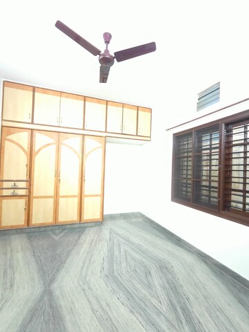 Room in 2 BHK Builder Floor at Hsr Layout – for Rent