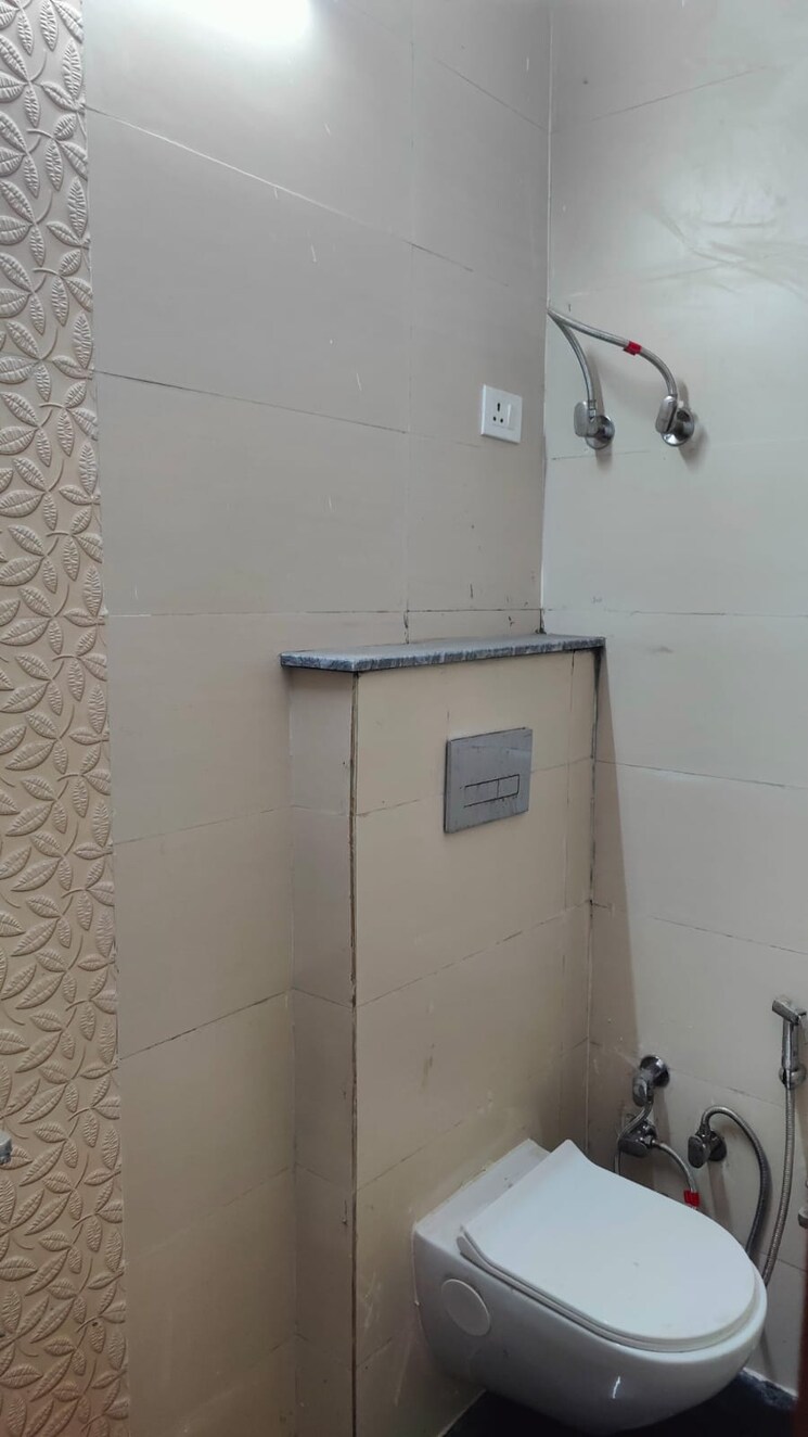 Attached Bathroom, dwarka mor 2.5 Bedroom 950 Sq.Ft. Builder Floor In Dwarka Mor Delhi 8510607