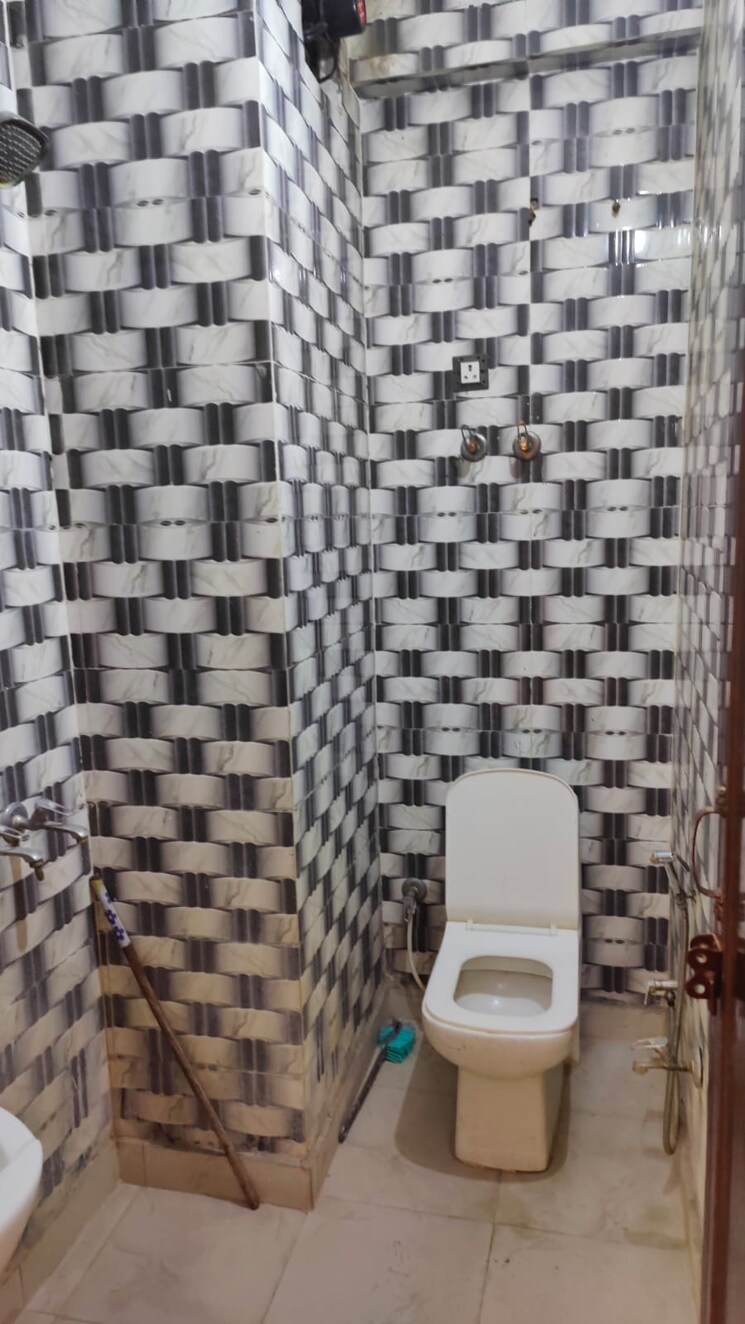 Attached Bathroom, dwarka mor 2.5 Bedroom 950 Sq.Ft. Builder Floor In Dwarka Mor Delhi 8510607