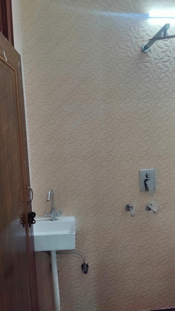 Attached Bathroom, dwarka mor 2.5 Bedroom 950 Sq.Ft. Builder Floor In Dwarka Mor Delhi 8510607