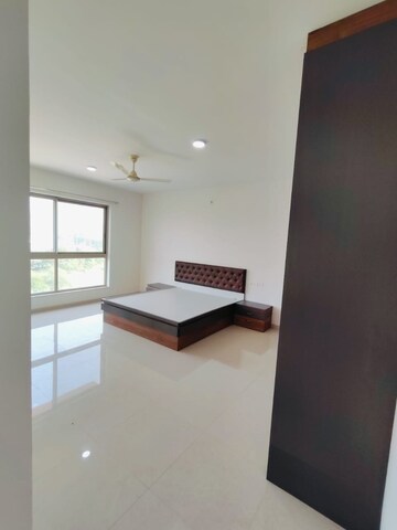 Room in 3 BHK Apartment at Hiranandani Fortune City, New Panvel – for Rent