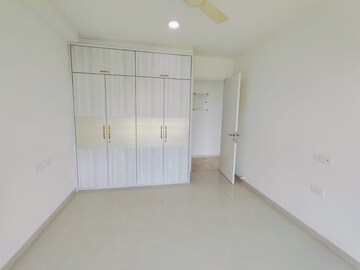 Room in 3 BHK Apartment at Hiranandani Fortune City, New Panvel – for Rent