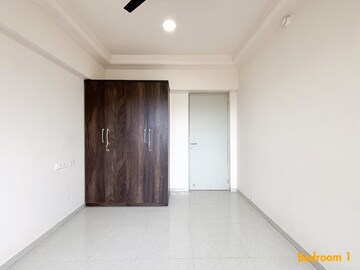 Room in 3 BHK Apartment at Hiranandani Fortune City, New Panvel – for Rent