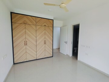 Room in 3 BHK Apartment at Hiranandani Fortune City, New Panvel – for Rent