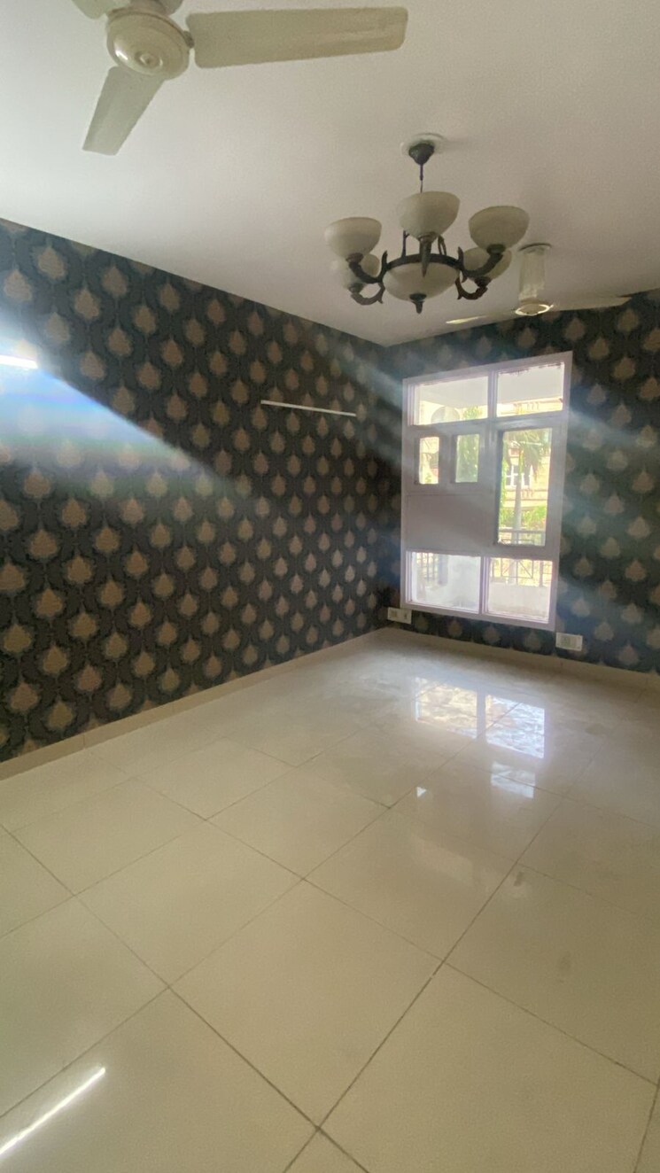 Room, sector 46 3 Bedroom 1500 Sq.Ft. Apartment In Sector 46 Faridabad 8510632