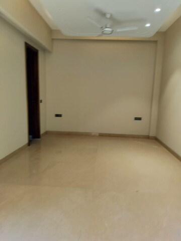 Room in 4 BHK Builder Floor at Sector 16a – for Rent