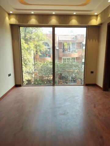 Room in 4 BHK Builder Floor at Sector 16a – for Rent