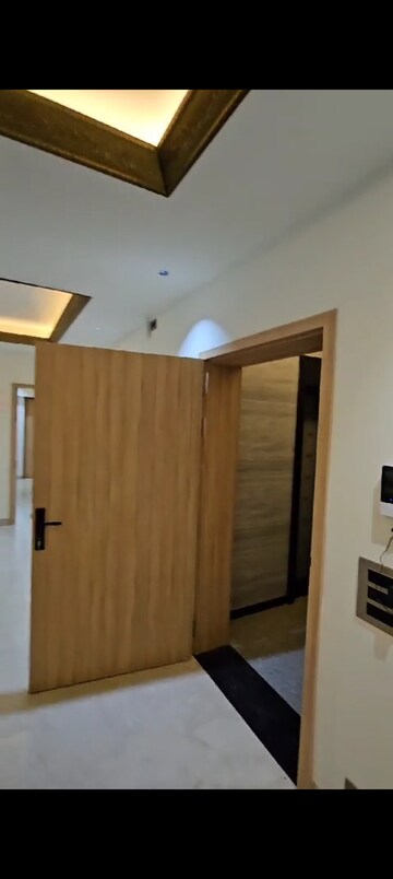 Room in 5 BHK Builder Floor at Sector 55 – for Sale