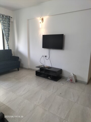 Room in 3.5 BHK Apartment at Yash Twin Tower, Baner – for Rent