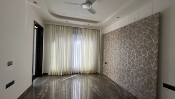 Room in 3 BHK Apartment at DLF Hamilton Court, Sector 27 – for Sale