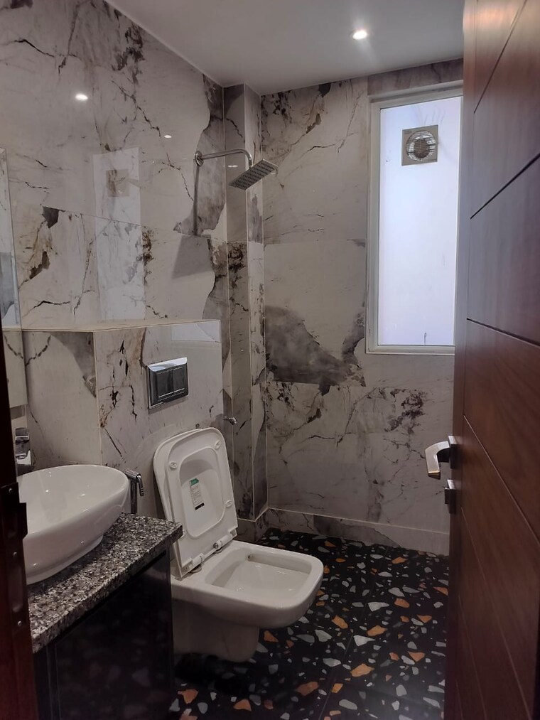 Bathroom, dlf-hamilton-court 3 Bedroom 2540 Sq.Ft. Apartment In Sector 27 Gurgaon 8510923
