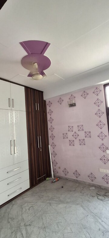 Room in 3 BHK Builder Floor at Niti Khand – for Rent