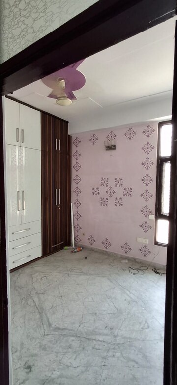 Room in 3 BHK Builder Floor at Niti Khand – for Rent