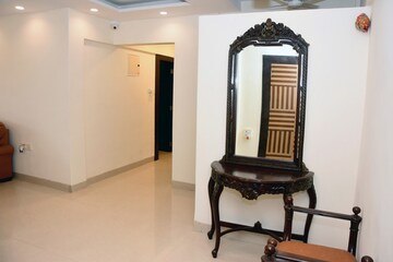 Room in 2 BHK Apartment at Khar West – for Rent