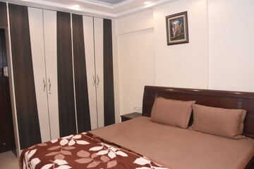 Bedroom in 2 BHK Apartment at Khar West – for Rent