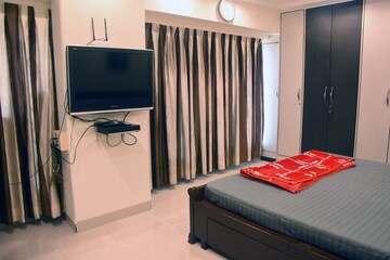 Bedroom in 2 BHK Apartment at Khar West – for Rent