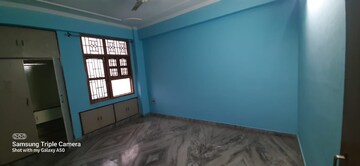 Room in 2.5 BHK Apartment at Mahmoorganj – for Sale