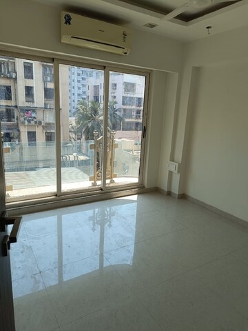 Room in 3 BHK Apartment at Khar West – for Rent