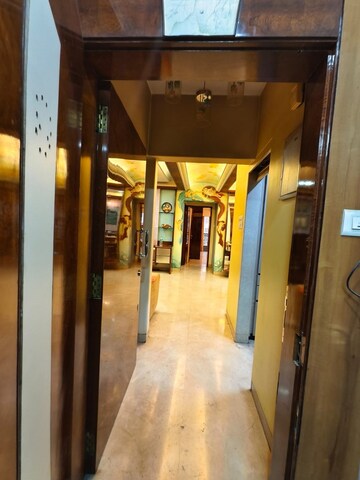 Room in 3 BHK Apartment at Khar West – for Rent